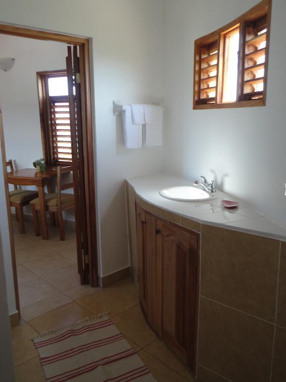 KuDehya Guesthouse Treasure Beach Zimmer foto