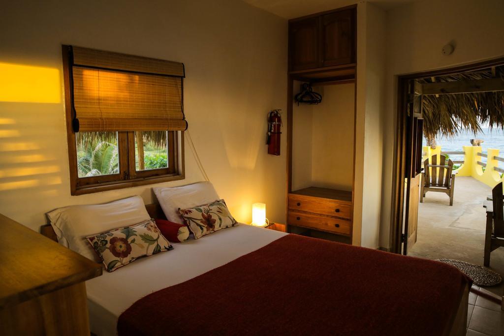 KuDehya Guesthouse Treasure Beach Exterior foto