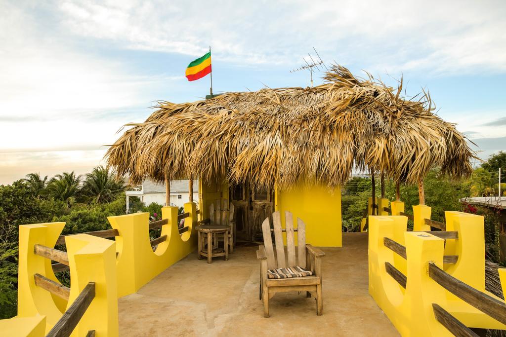 KuDehya Guesthouse Treasure Beach Exterior foto
